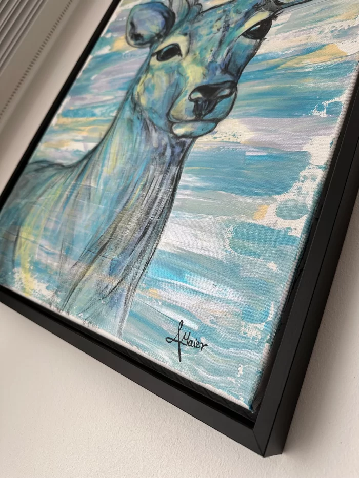 Abstraktes blaues Hirschportrait im Rahmen – Bild 5