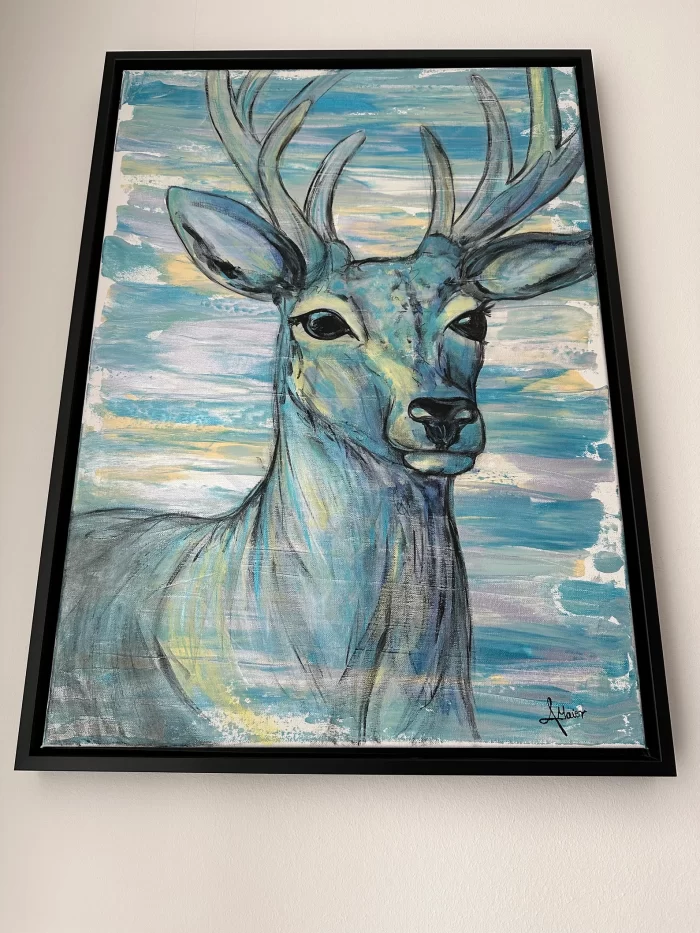Abstraktes blaues Hirschportrait im Rahmen – Bild 6