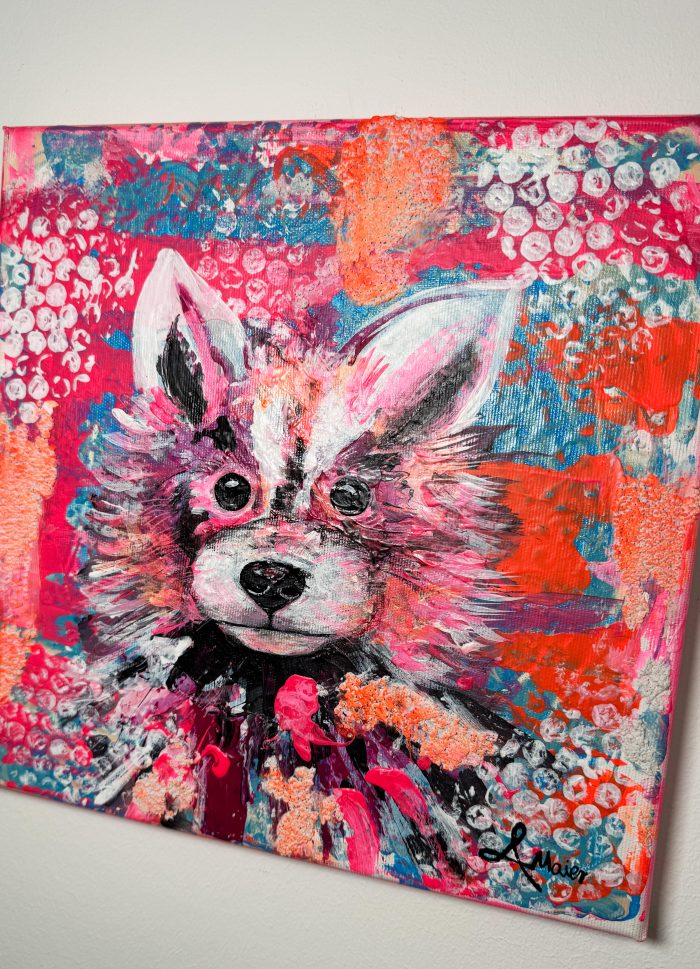 Mini Baby Waschbär mit verspielten Hintergrund – Bild 5