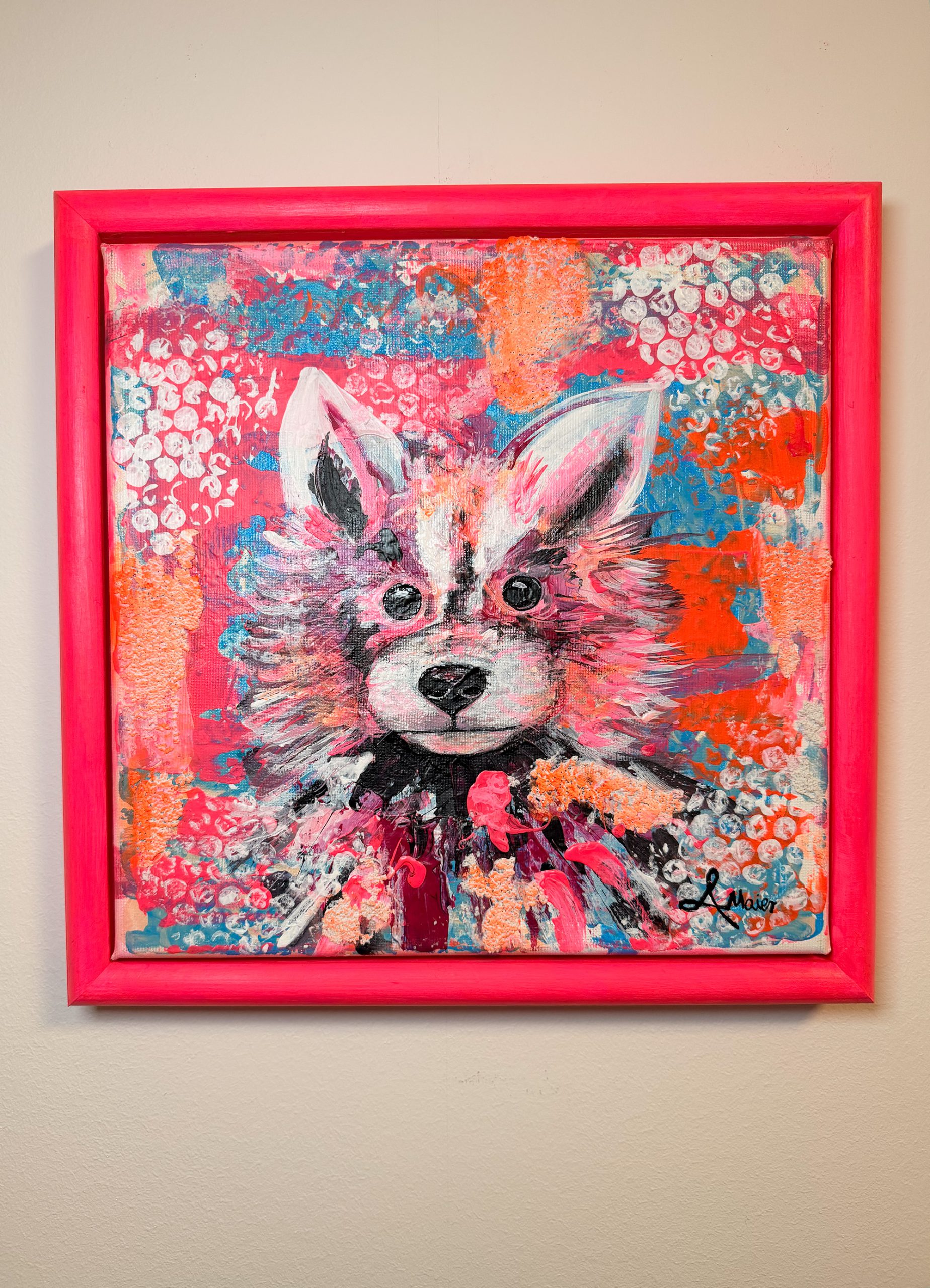 Mini Baby Waschbär mit verspielten Hintergrund