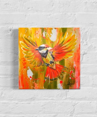 Fliegender Vogel im Sommerlicht