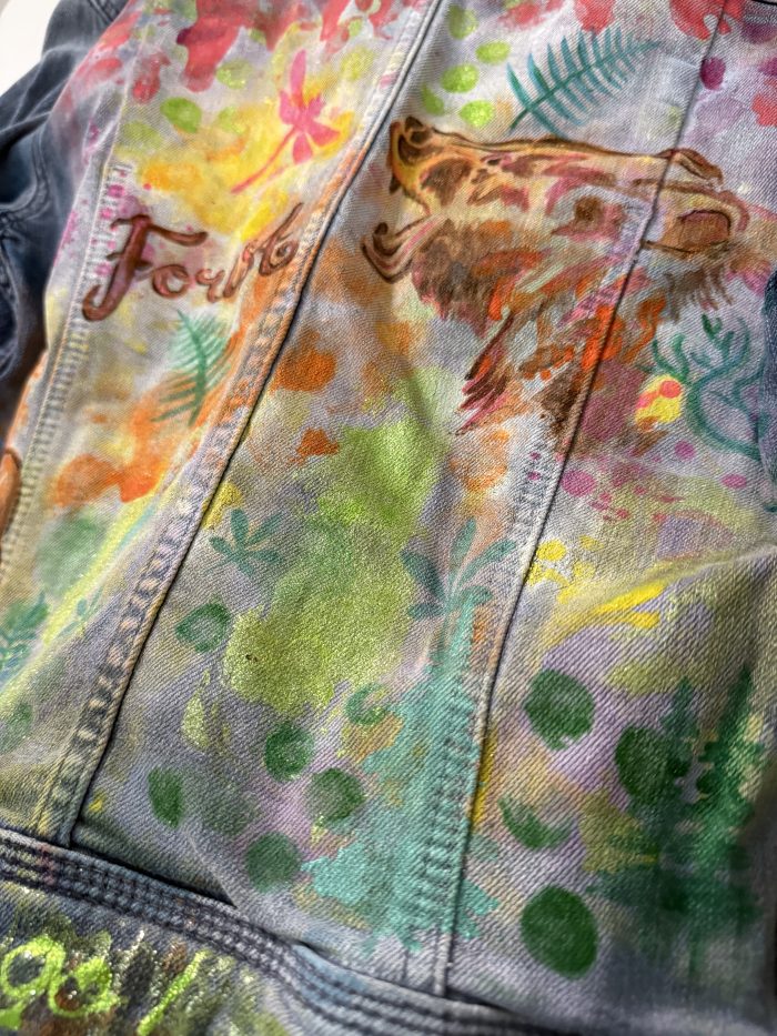 Hell Denim Jeansjacke mit Waldmotiv und Glitzer – Bild 2