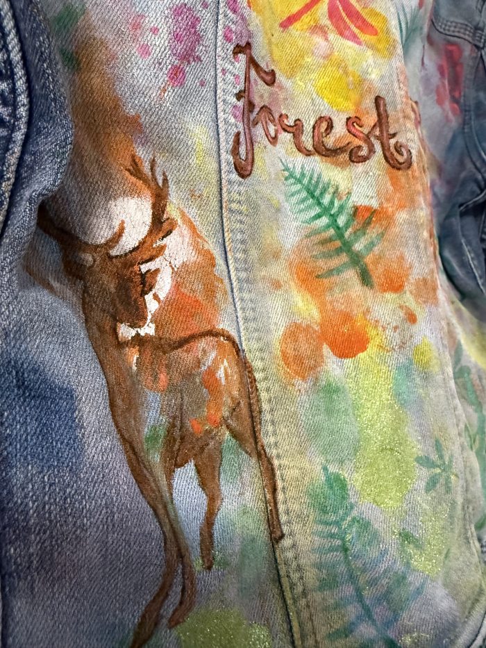 Hell Denim Jeansjacke mit Waldmotiv und Glitzer – Bild 3