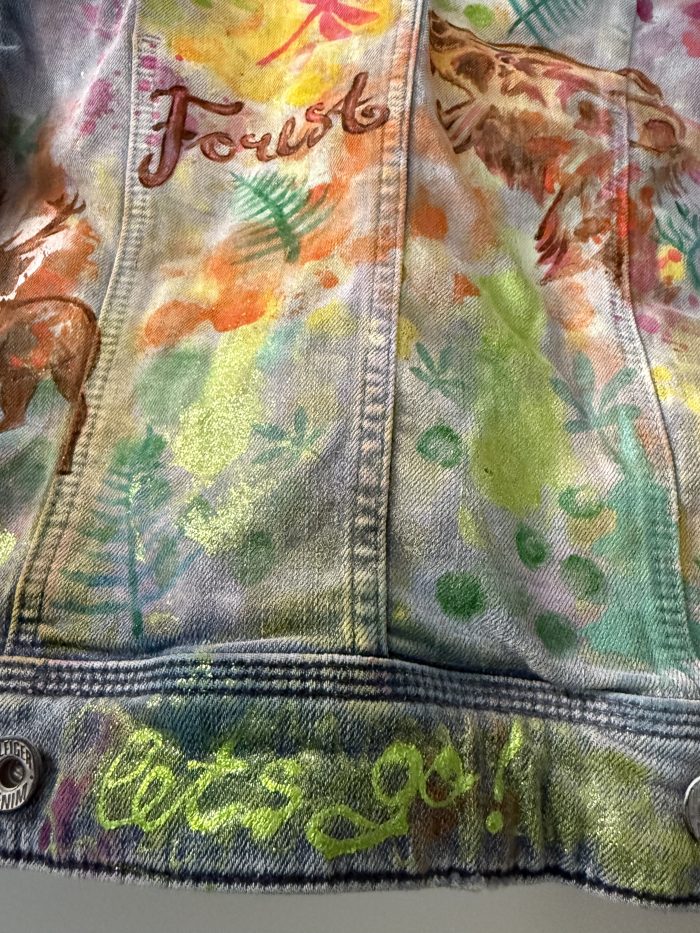 Hell Denim Jeansjacke mit Waldmotiv und Glitzer – Bild 4