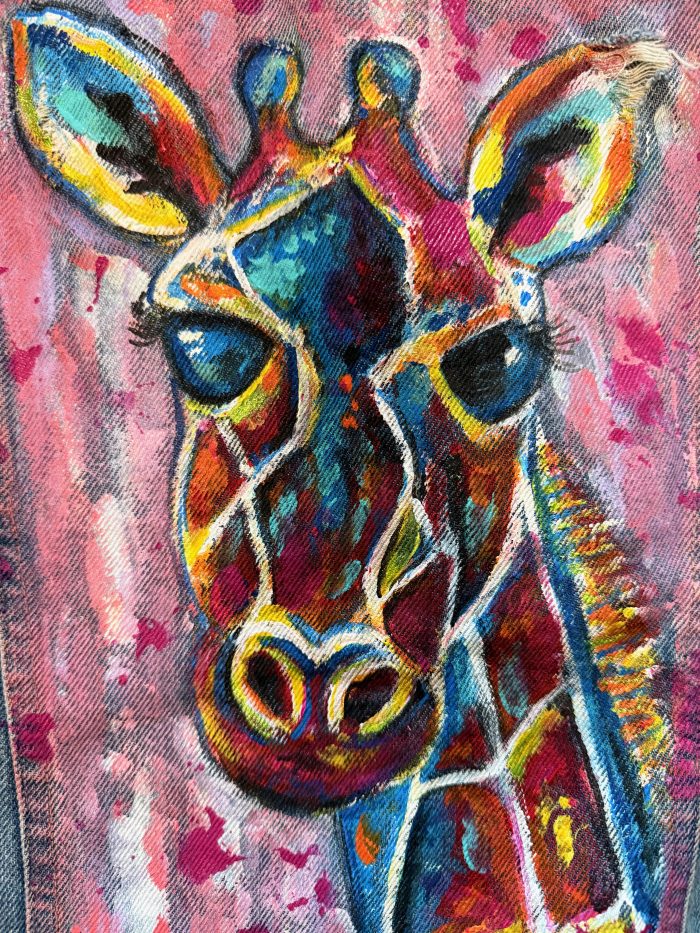 Hell Denim Jeansjacke mit bunter Giraffe – Bild 2