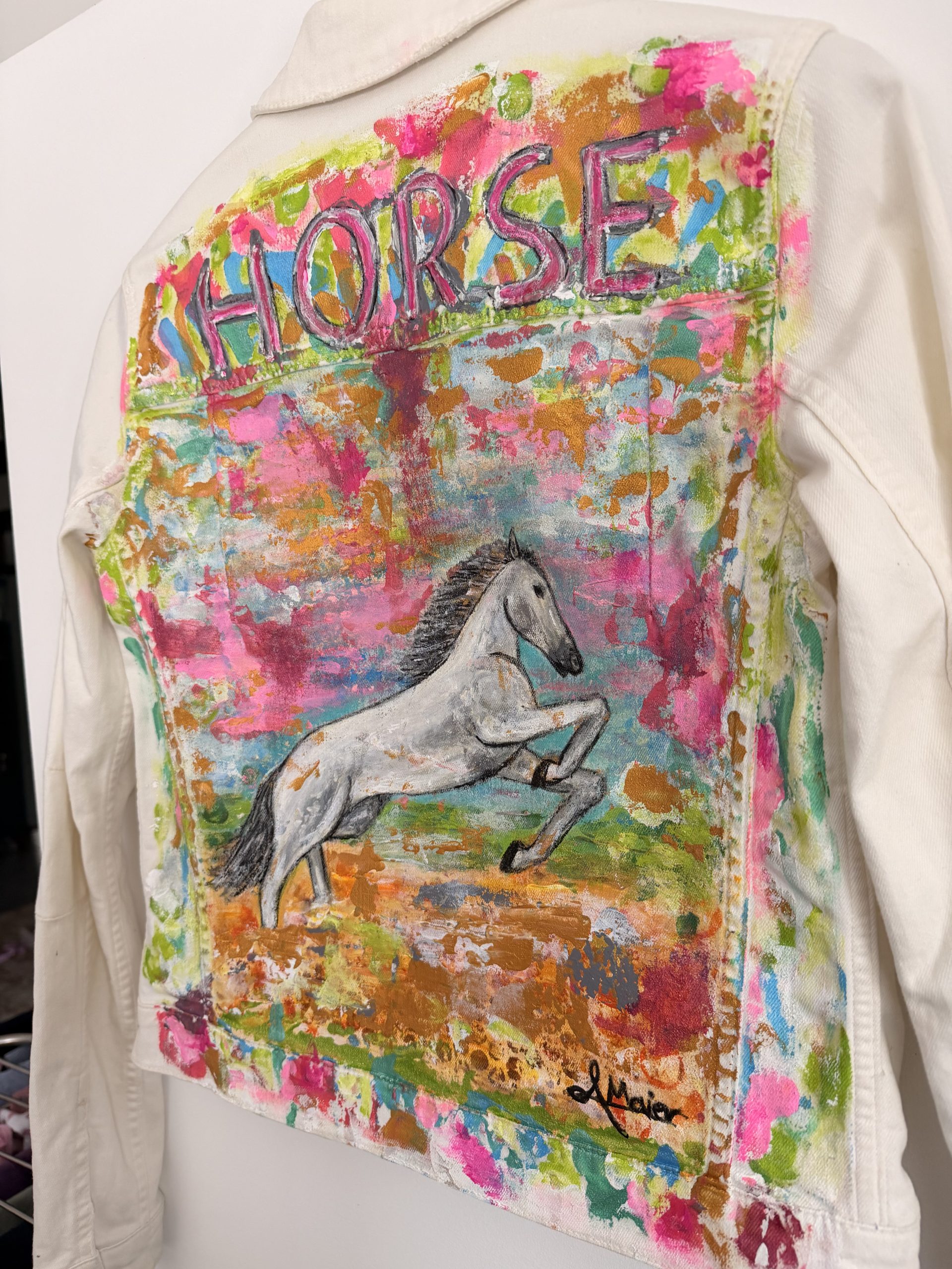 Weiße Jeansjacke mit Weißen Pferd – Bild 7