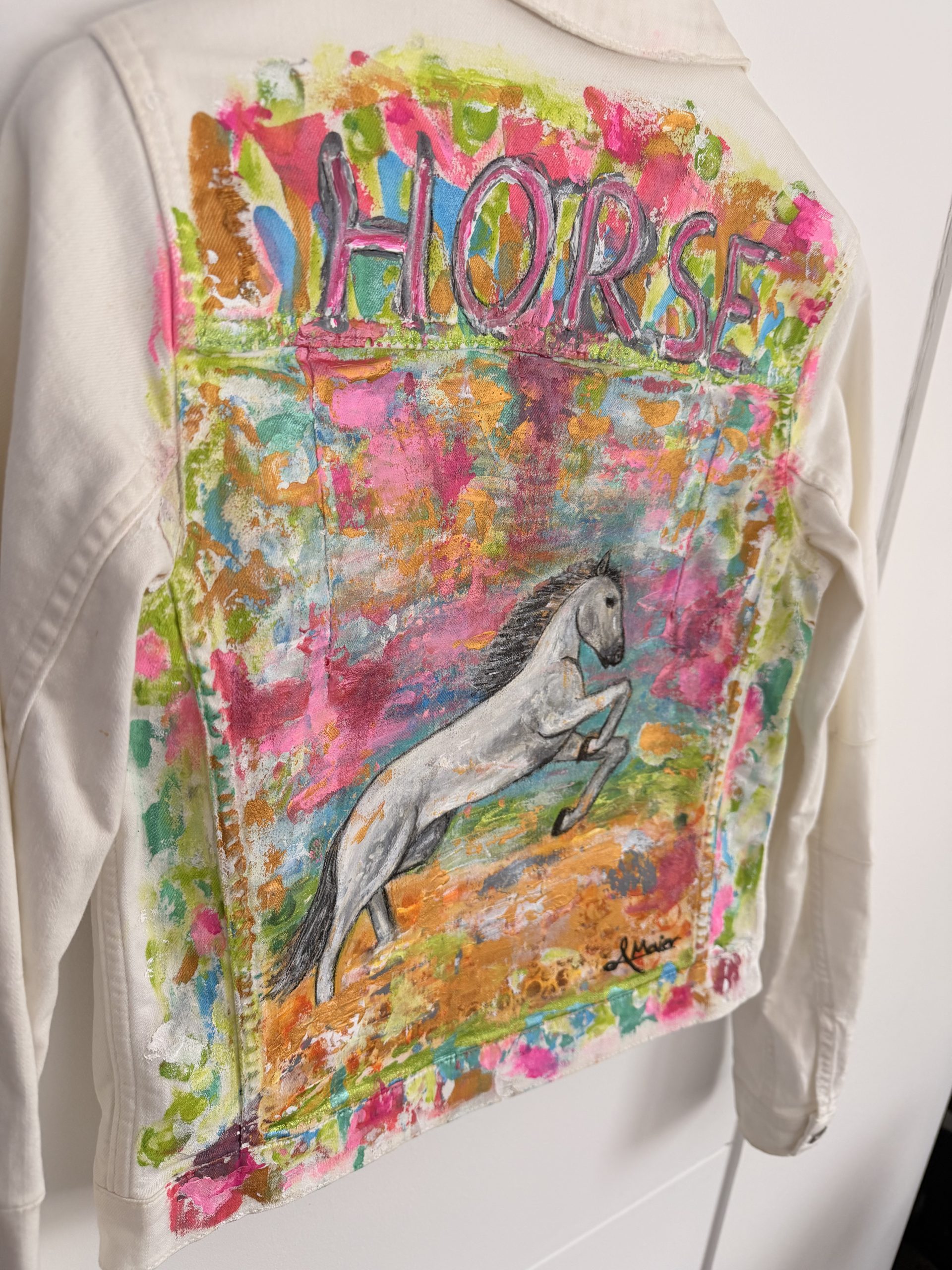 Weiße Jeansjacke mit Weißen Pferd – Bild 6
