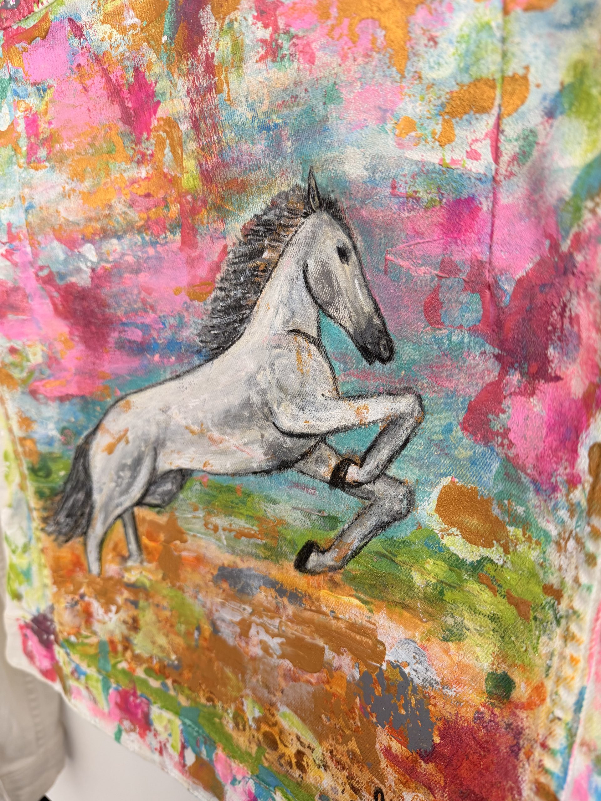 Weiße Jeansjacke mit Weißen Pferd – Bild 5