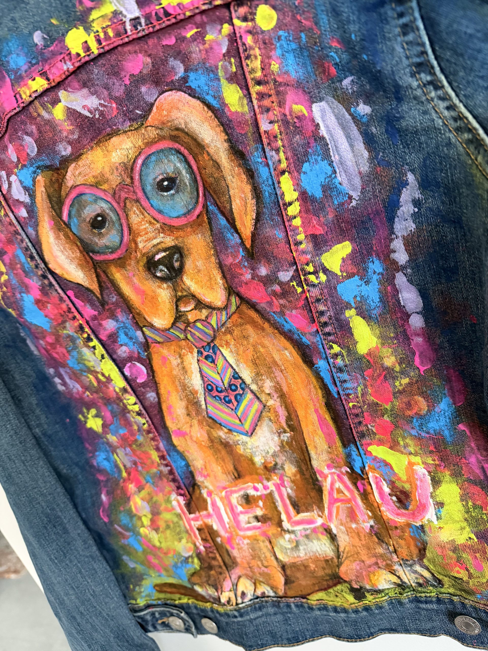 Denim Jeansjacke mit Hund in Farbe – Bild 4
