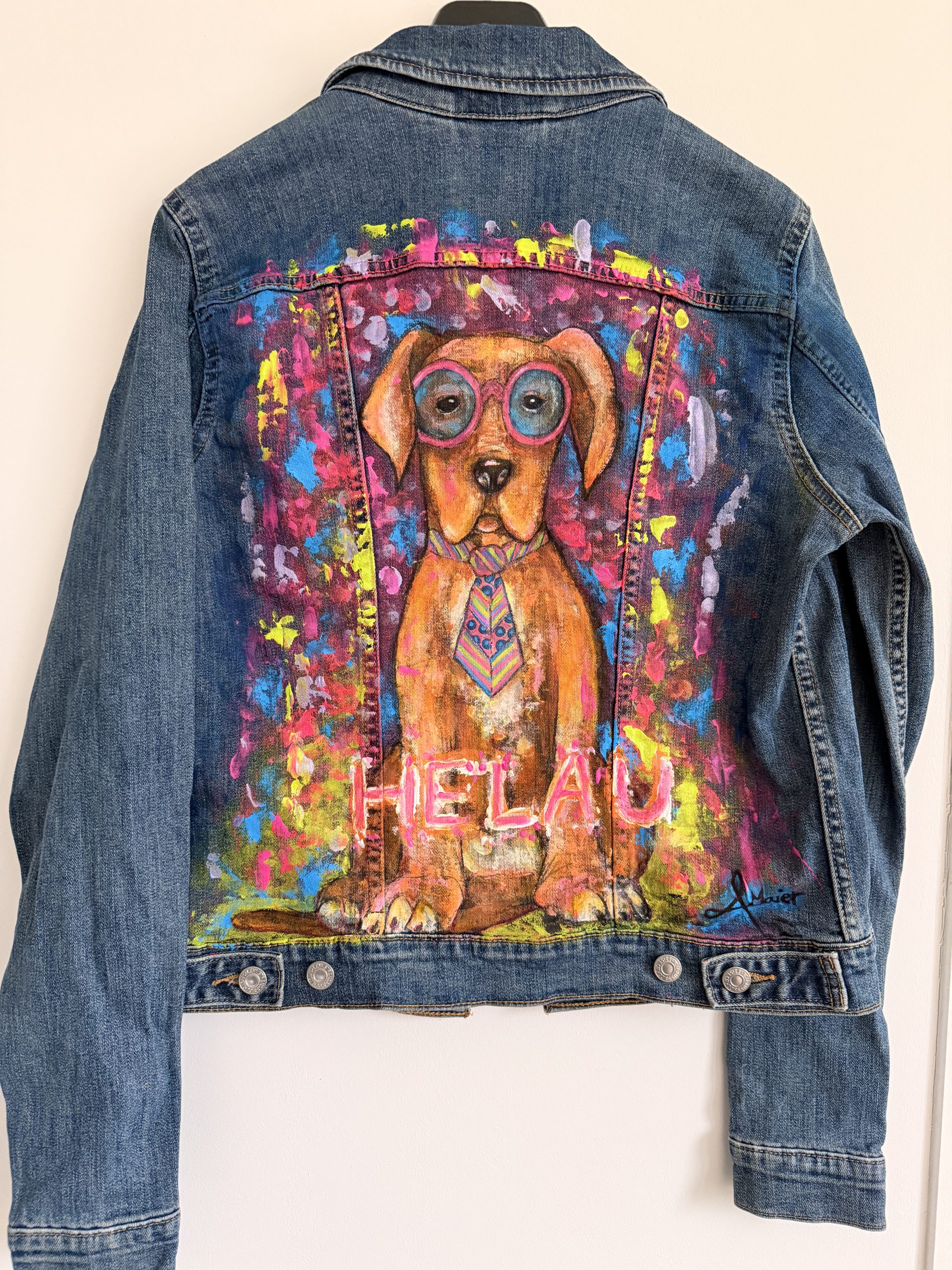 Denim Jeansjacke mit Hund in Farbe