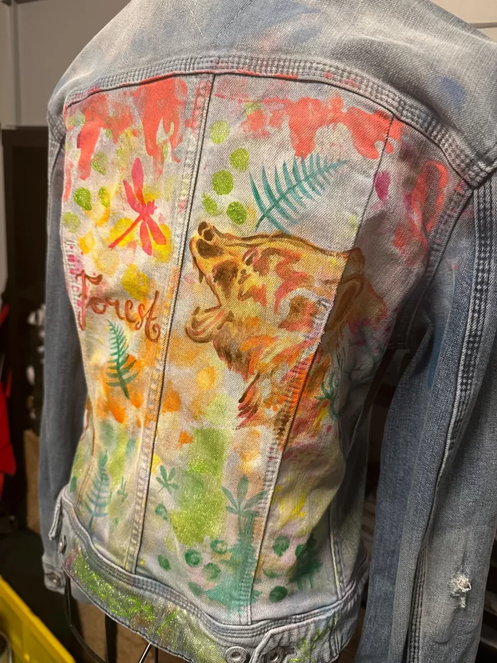 Hell Denim Jeansjacke mit Waldmotiv und Glitzer – Bild 7