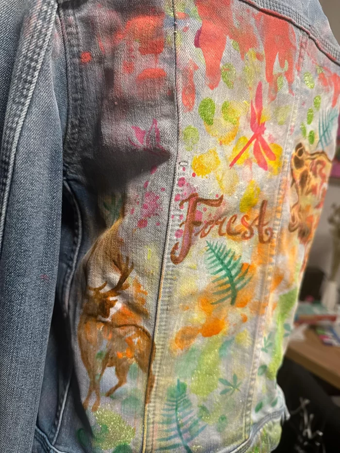 Hell Denim Jeansjacke mit Waldmotiv und Glitzer – Bild 6