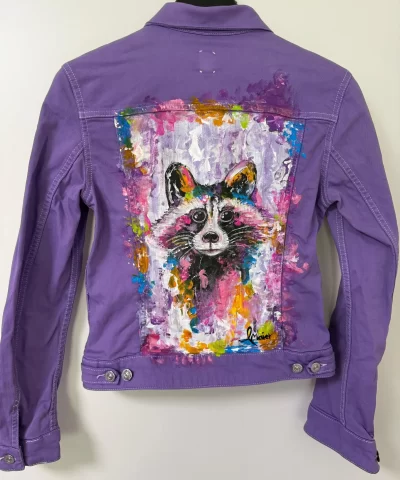 Lila Jeansjacke mit Waschbär Portrait