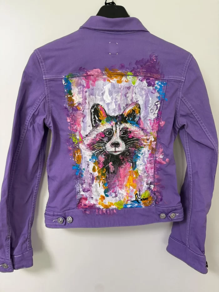 Lila Jeansjacke mit Waschbär Portrait
