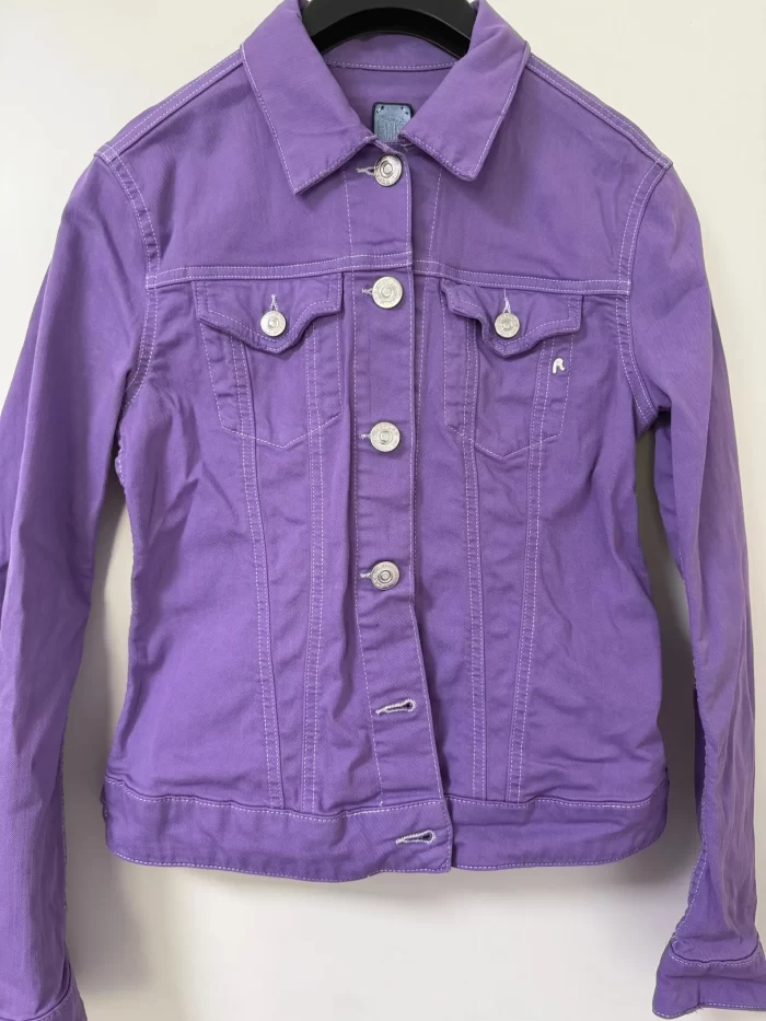 Lila Jeansjacke mit Waschbär Portrait – Bild 4