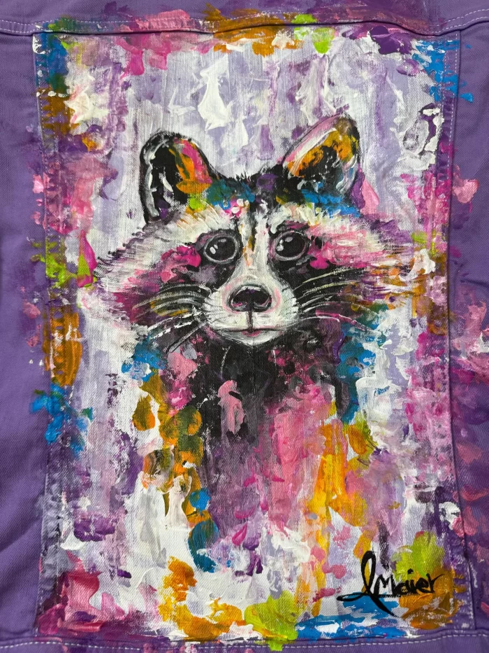 Lila Jeansjacke mit Waschbär Portrait – Bild 2