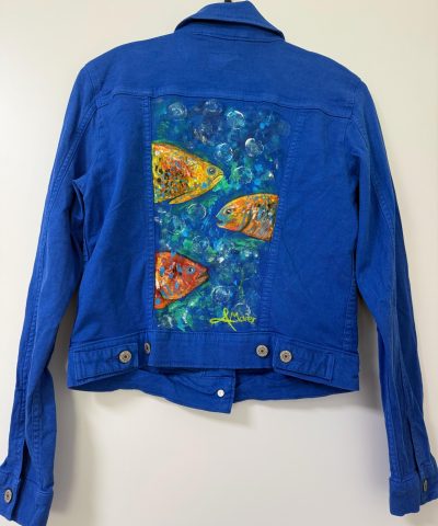 Blaue Jeansjacke mit Marine Fischen
