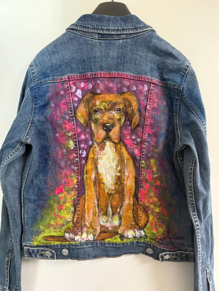 Denim Jeansjacke mit Hund in Farbe
