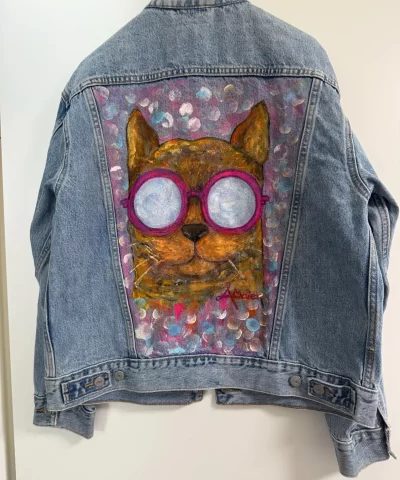 Denim Jeansjacke mit Strass an Ärmeln und einer coolen Katze