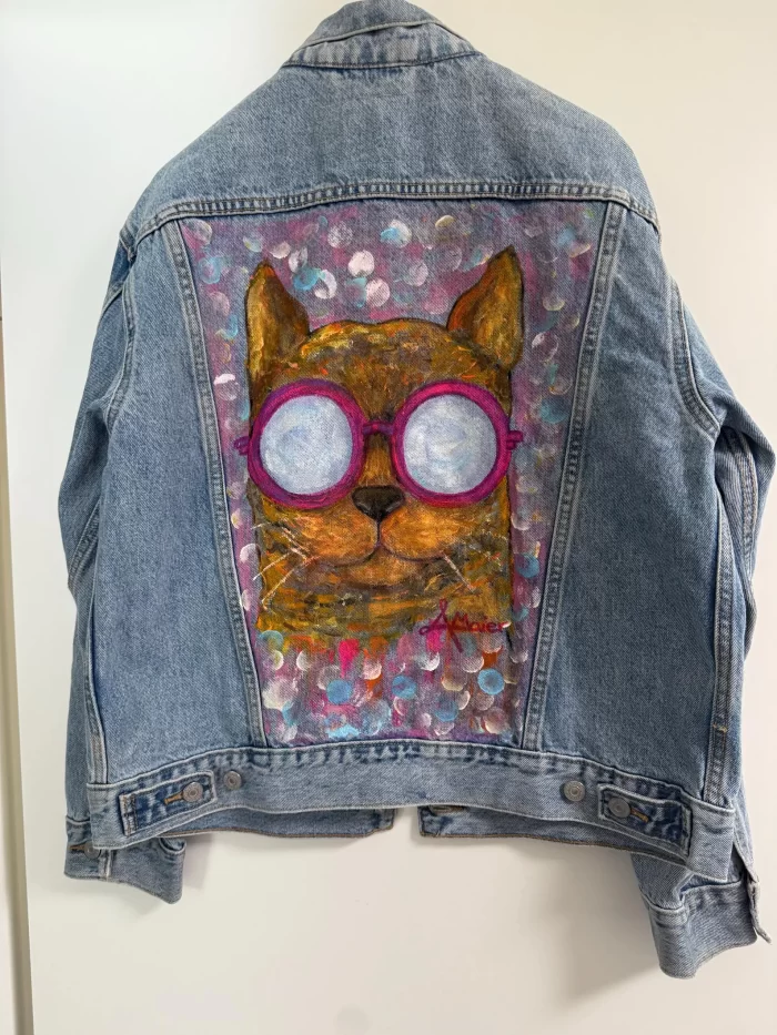 Denim Jeansjacke mit Strass an Ärmeln und einer coolen Katze