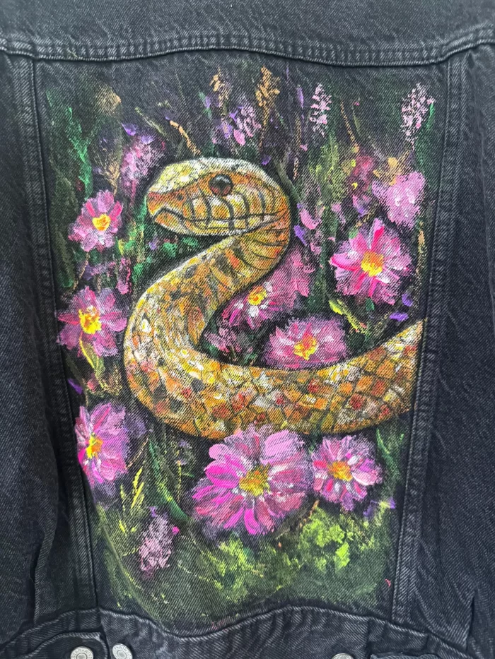 Schwarze Damen Jeansjacke mit einer Schlange – Bild 2
