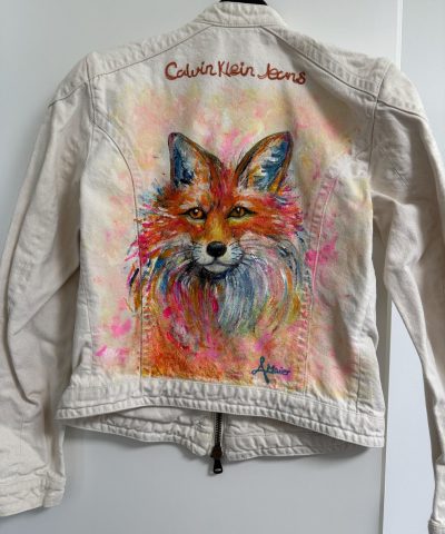 Weiße Jeansjacke mit bunten Fuchs