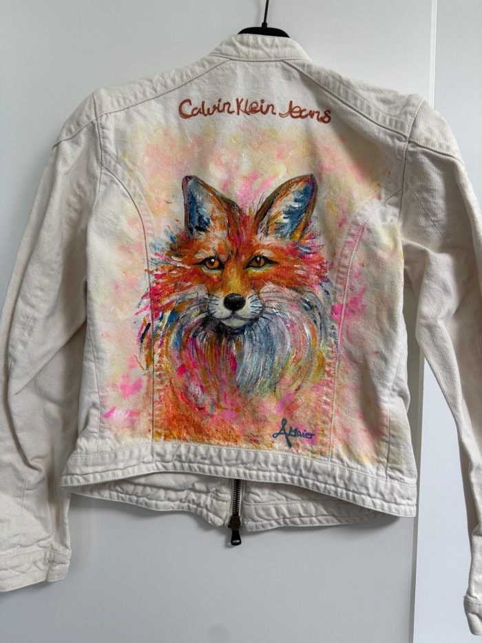 Weiße Jeansjacke mit bunten Fuchs