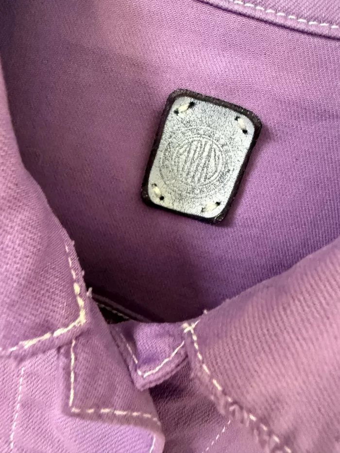 Lila Jeansjacke mit Waschbär Portrait – Bild 5