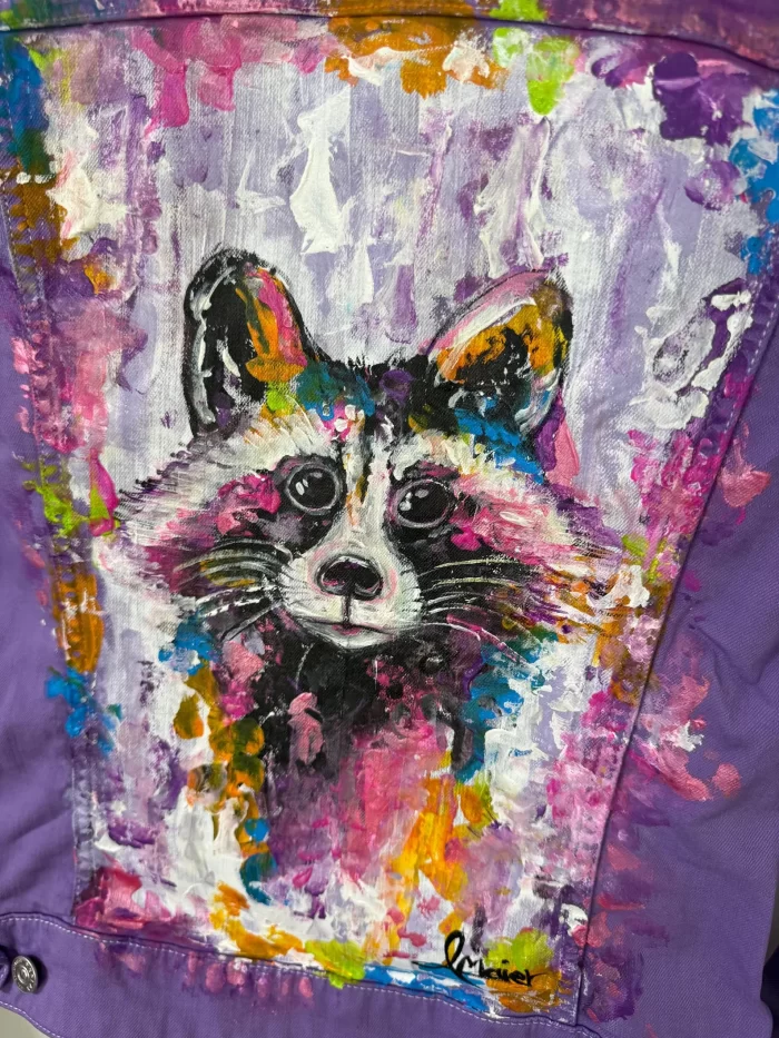 Lila Jeansjacke mit Waschbär Portrait – Bild 3