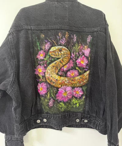 Schwarze Damen Jeansjacke mit einer Schlange