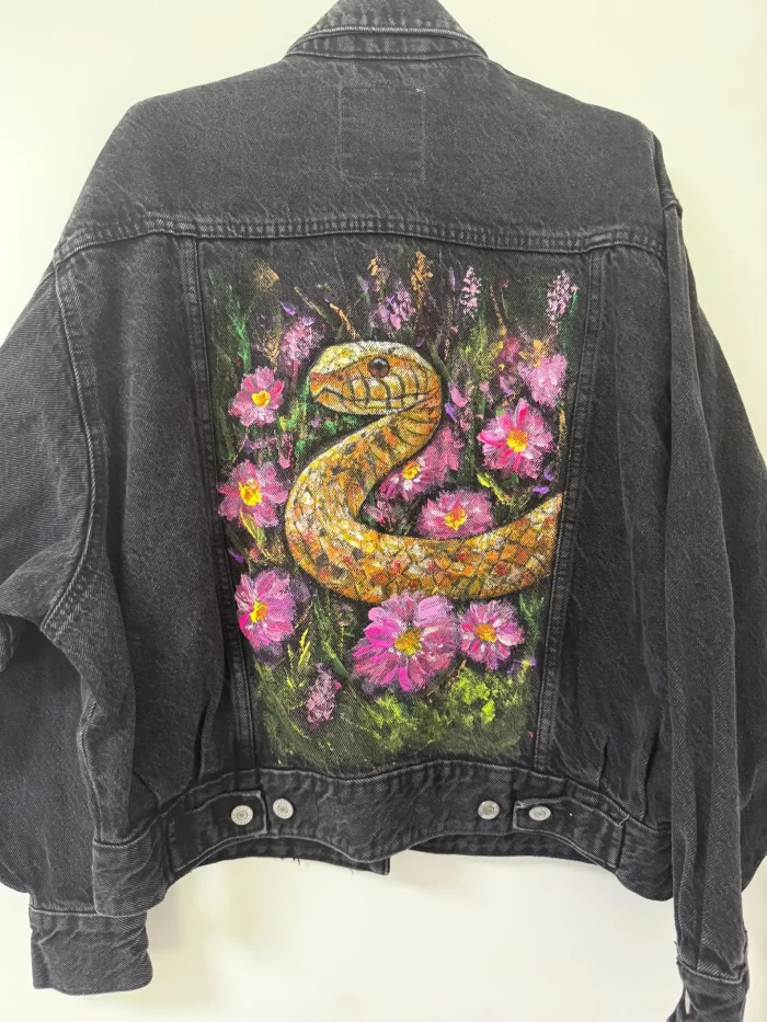 Schwarze Damen Jeansjacke mit einer Schlange