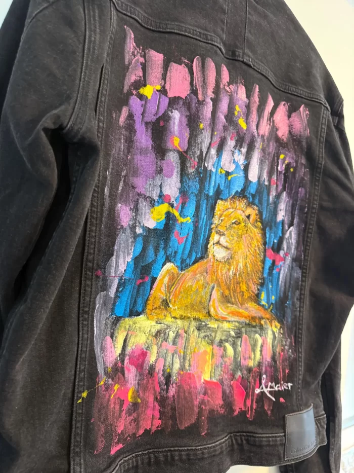 Schwarze Jeansjacke mit Löwen in Farbe – Bild 4