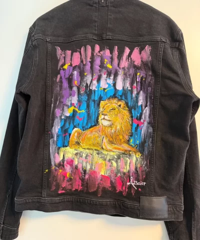 Schwarze Jeansjacke mit Löwen in Farbe