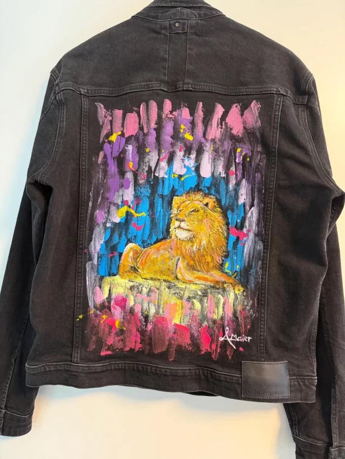 Schwarze Jeansjacke mit Löwen in Farbe
