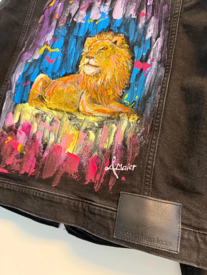 Schwarze Jeansjacke mit Löwen in Farbe – Bild 3