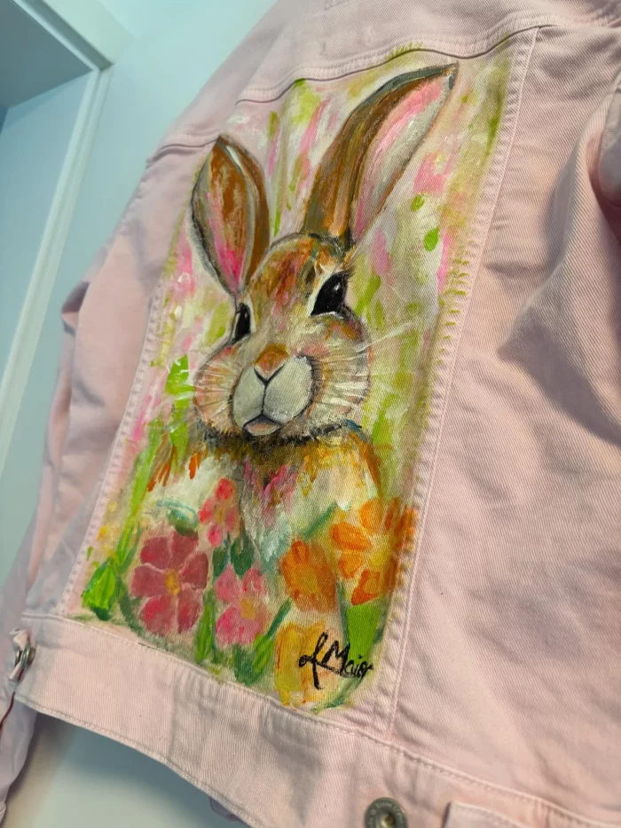 Rosa Jeansjacke mit bunten Hasen – Bild 3