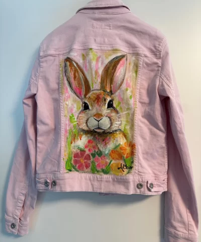 Rosa Jeansjacke mit bunten Hasen