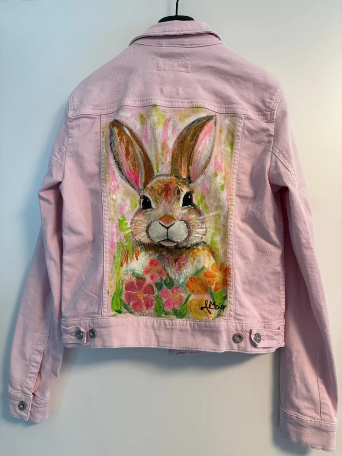 Rosa Jeansjacke mit bunten Hasen