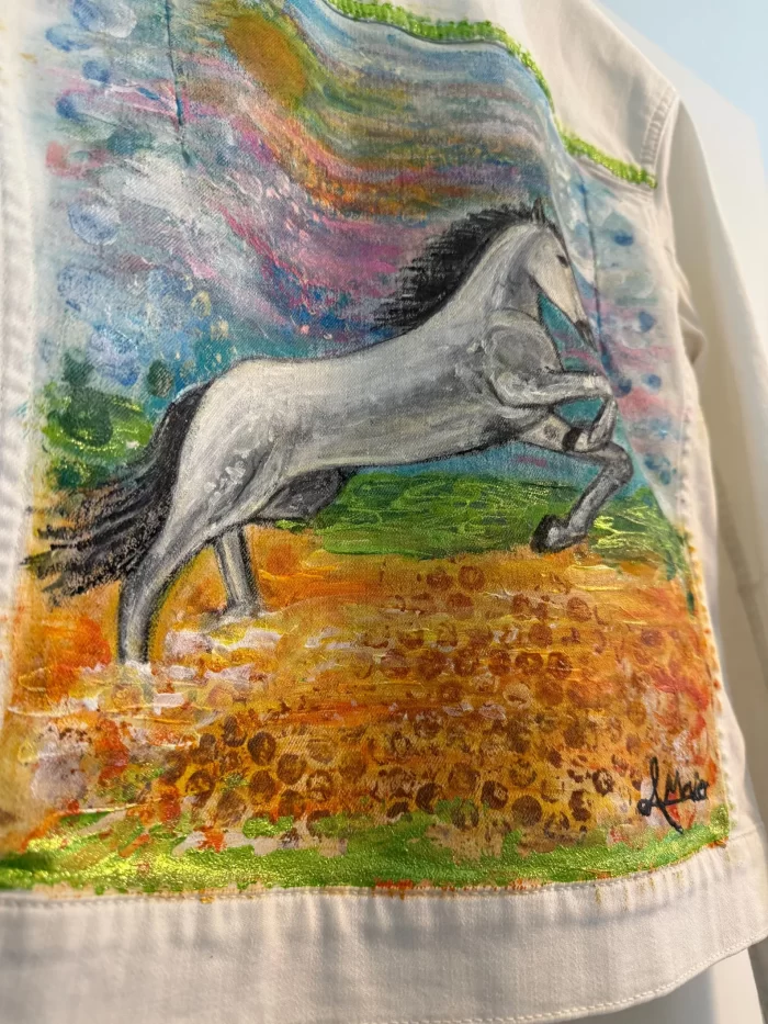 Weiße Jeansjacke mit Weißen Pferd – Bild 3