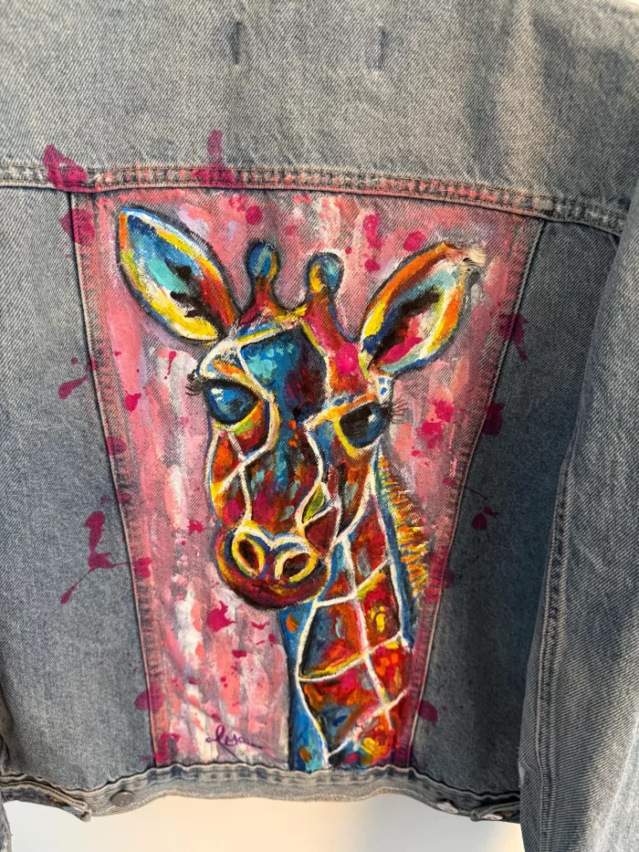 Hell Denim Jeansjacke mit bunter Giraffe – Bild 3