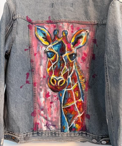 Hell Denim Jeansjacke mit bunter Giraffe