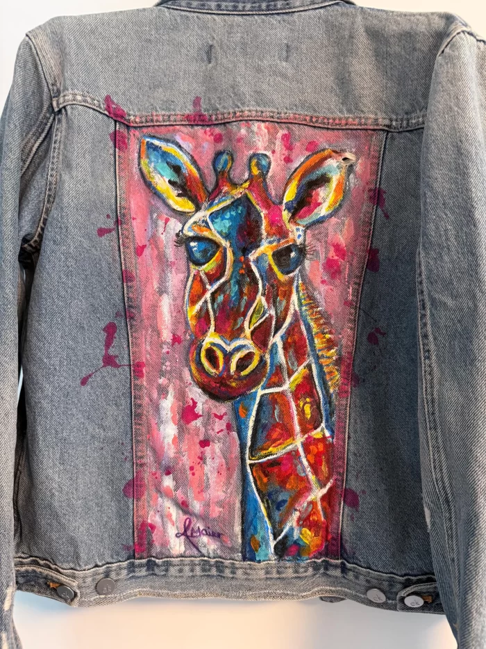 Hell Denim Jeansjacke mit bunter Giraffe