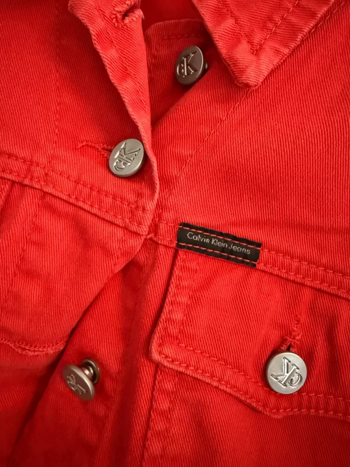 Rote Jeansjacke mit Gentleman-Affen – Bild 6