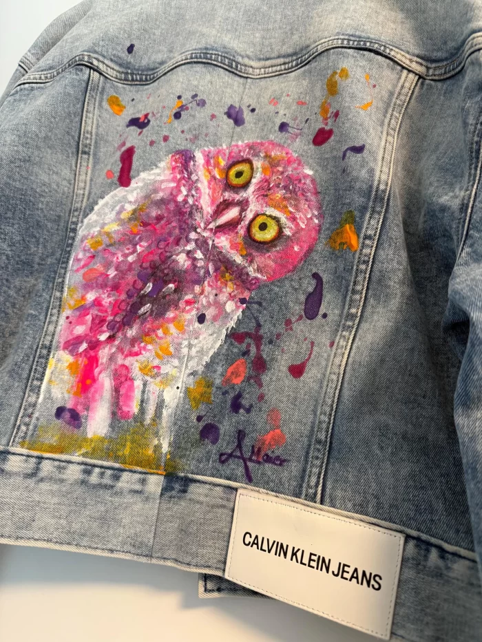 Kurz-Jeansjacke mit bunter Eule – Bild 3