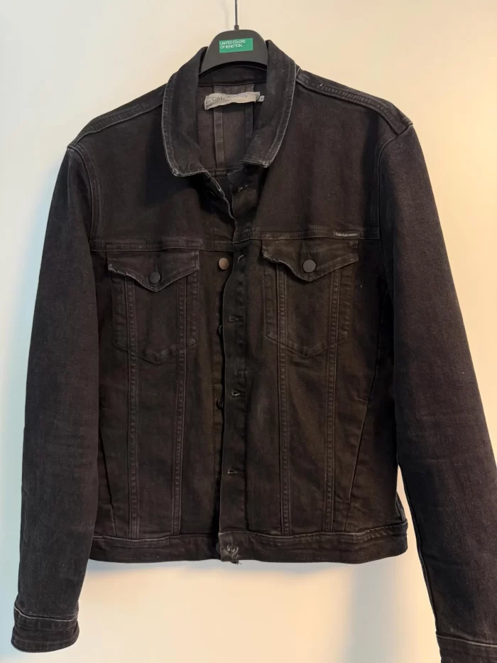 Schwarze Jeansjacke mit Löwen in Farbe – Bild 5