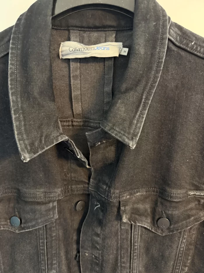 Schwarze Jeansjacke mit Löwen in Farbe – Bild 6