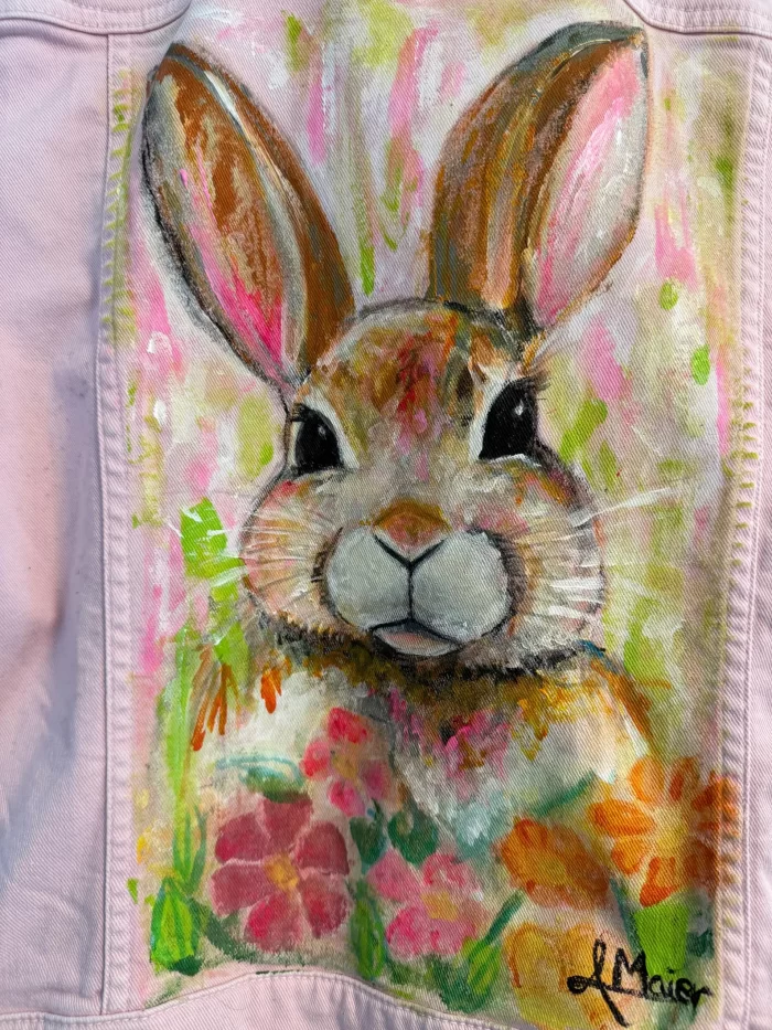 Rosa Jeansjacke mit bunten Hasen – Bild 2