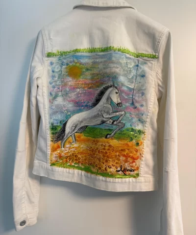 Weiße Jeansjacke mit Weißen Pferd