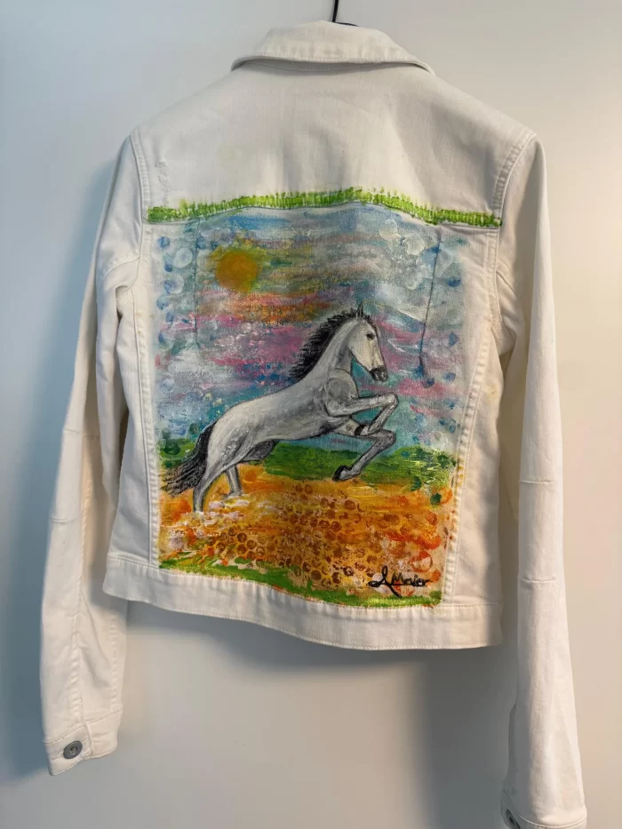 Weiße Jeansjacke mit Weißen Pferd