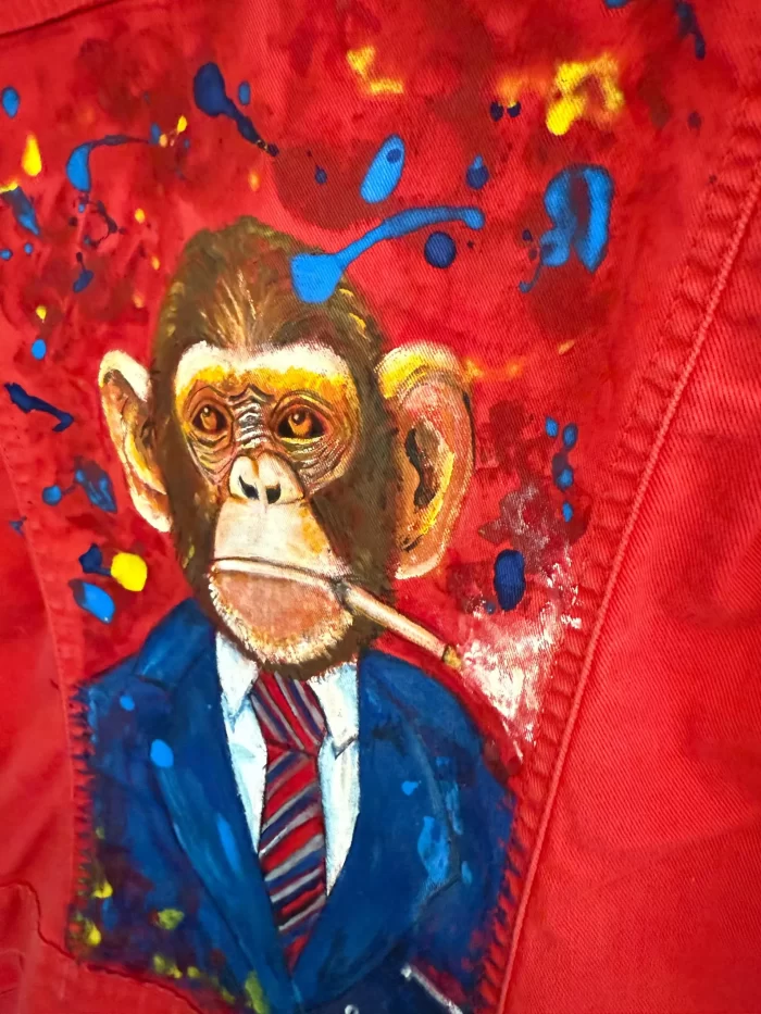 Rote Jeansjacke mit Gentleman-Affen – Bild 4